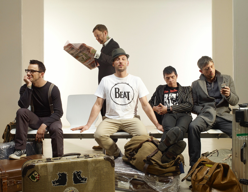 Spielen im ausverkauften Huxleys in Berlin zugunsten des japanischen Roten Kreuzes: die Beatsteaks