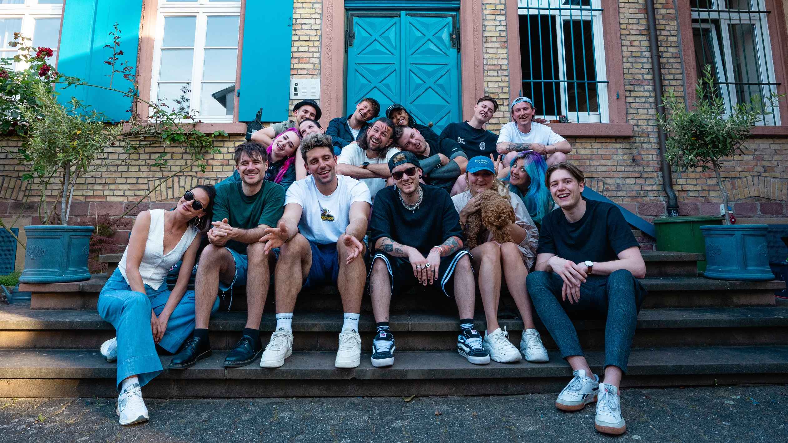 Machten Irgendwas mit Pop (hinten, von links): David Gärtner, Niki Nubel, Goldie333, David Simma und Lukas Maier (Strickfabrik/Rosenklang) sowie (mittlere Reihe) Arella, Anna Yuna, Torsten...
