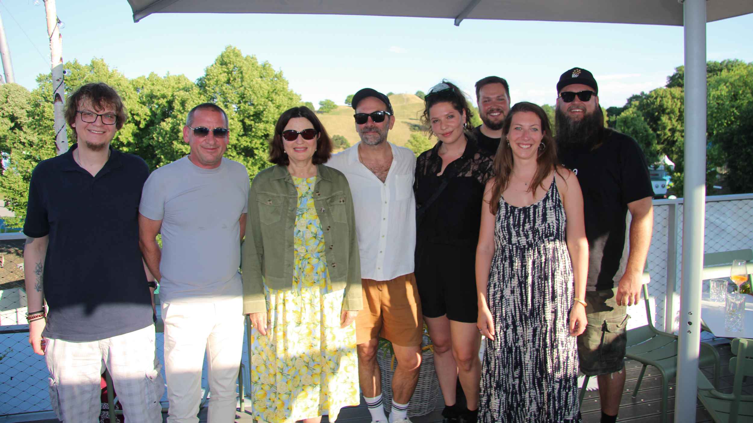 Warben für das Sommernachtstraum-Jubiläum auf der Rooftop-Bar im Olympiapark (von links): Lukas Hohmeyer (P.S.E. Germany), Nils Hoch, Marion Schöne (beide Olympiapark), Brane Peko (Booking...