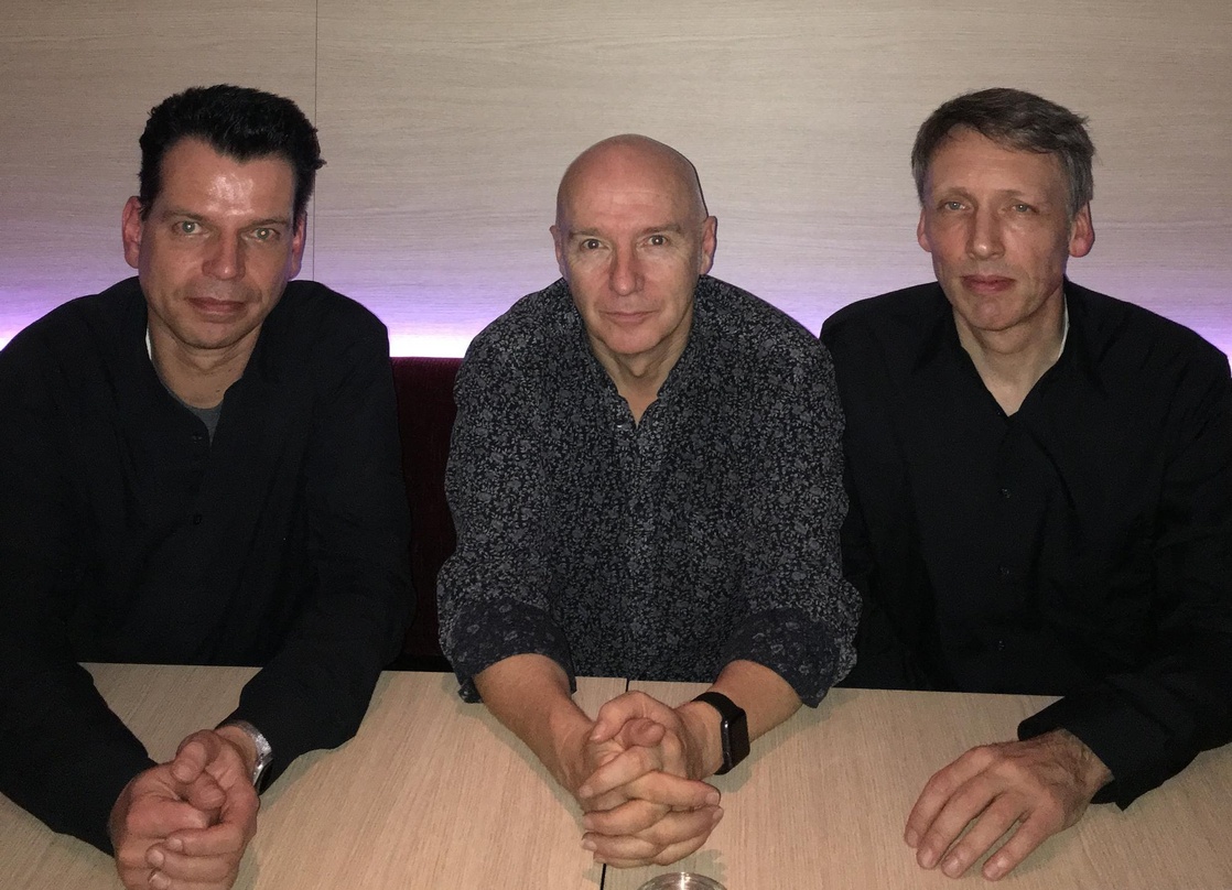 Arbeiten nun zusammen (von links): Gero Herrde (A&R Oblivion/SPV), Midge Ure und Frank Uhle (Geschäftsführer SPV)