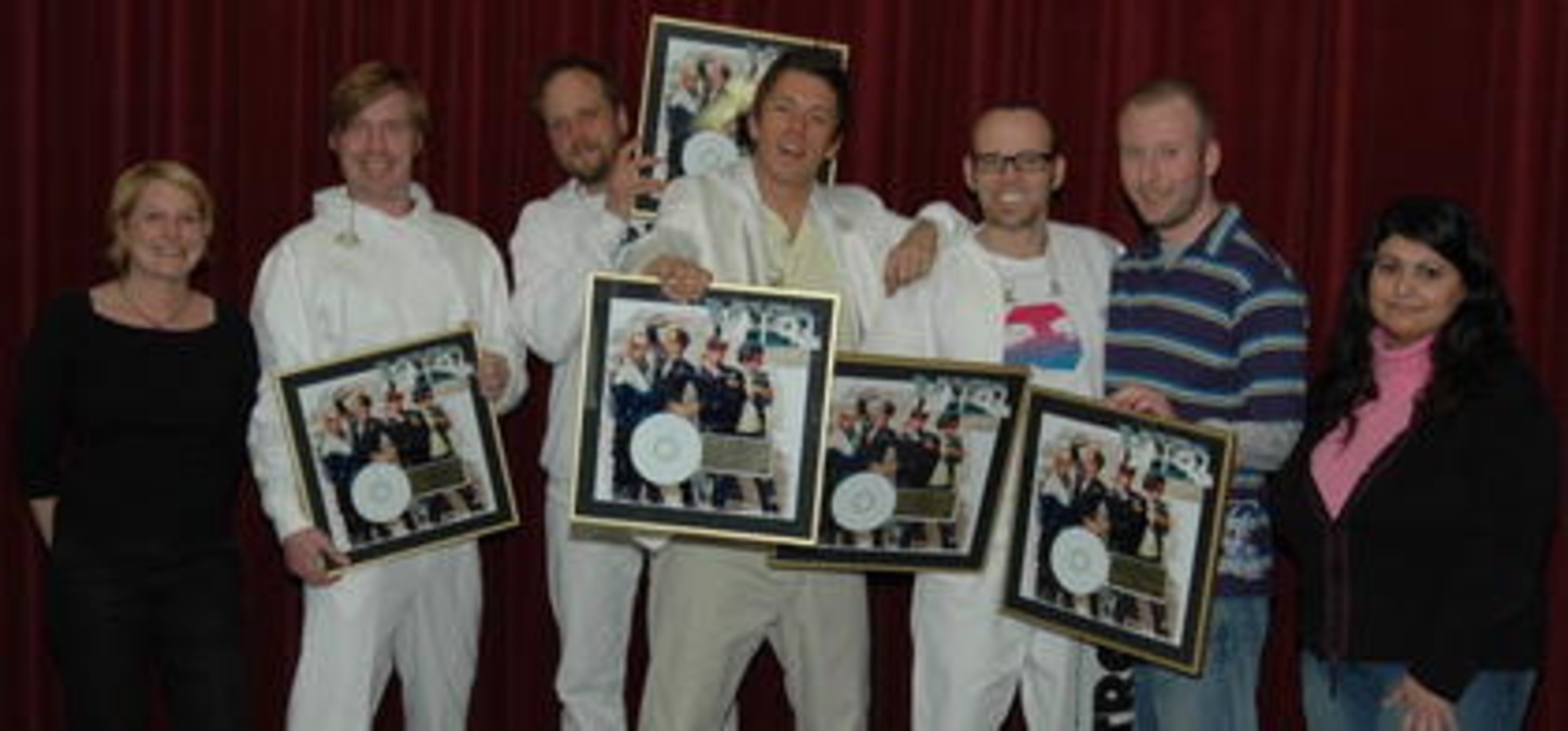 Freuten sich über Gold: Cathrin Eidenhammer (Promotion Manager), Fanta-Vier-Mitglieder And.Ypsilon, Smudo, Michi Beck und Thomas D sowie Claus Westermayer (Marketing Director) und Mirel Gh...