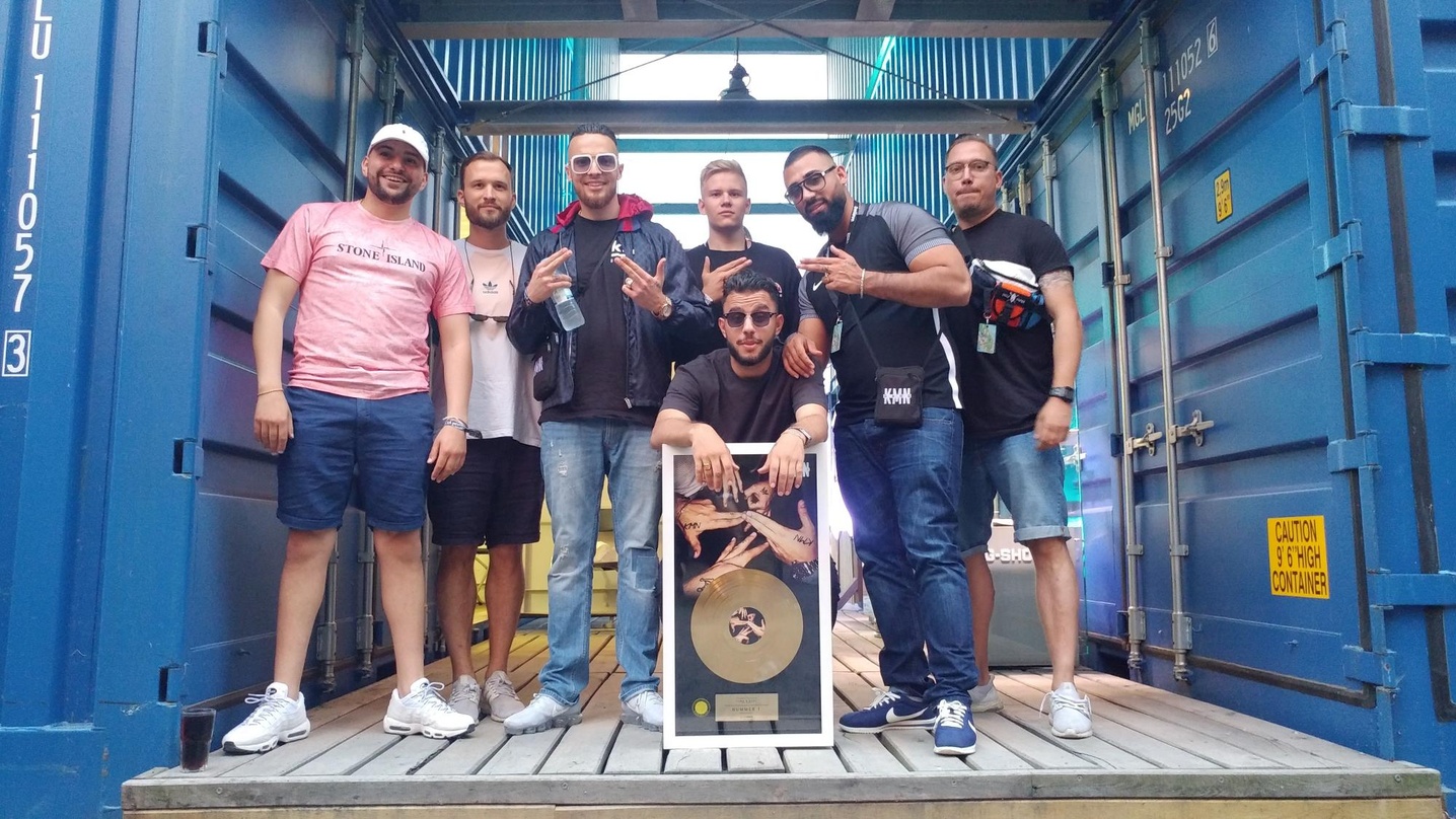 Nutzten das splash!-Festival zur Gold-Verleihung (von links): Miami Yacine (KMN Gang), Steffen Posner (Chimperator Live), Azet (KMN Gang), Lucas Teuchner (Management KMN Gang), Nash, Zuna ...