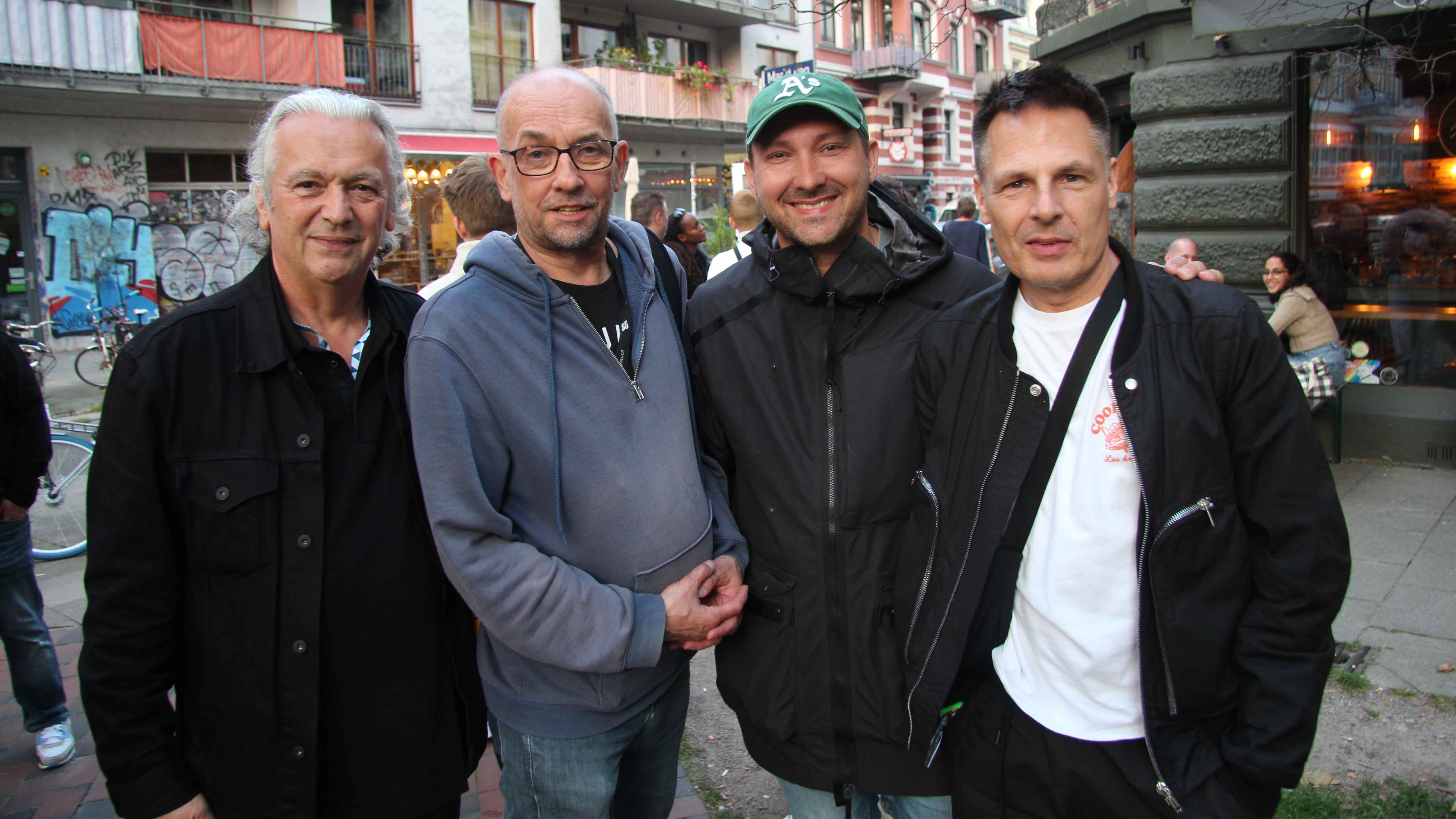 Stießen auf zehn Jahre DJ Meeting in Hamburg an (von links): Hans Cuny (Cunymusic.com/Roba), Gastgeber Jörg Böhm (PLattenmann), Hagen Füsslein (Kontor Records) und DJ Boris Dlugosch.