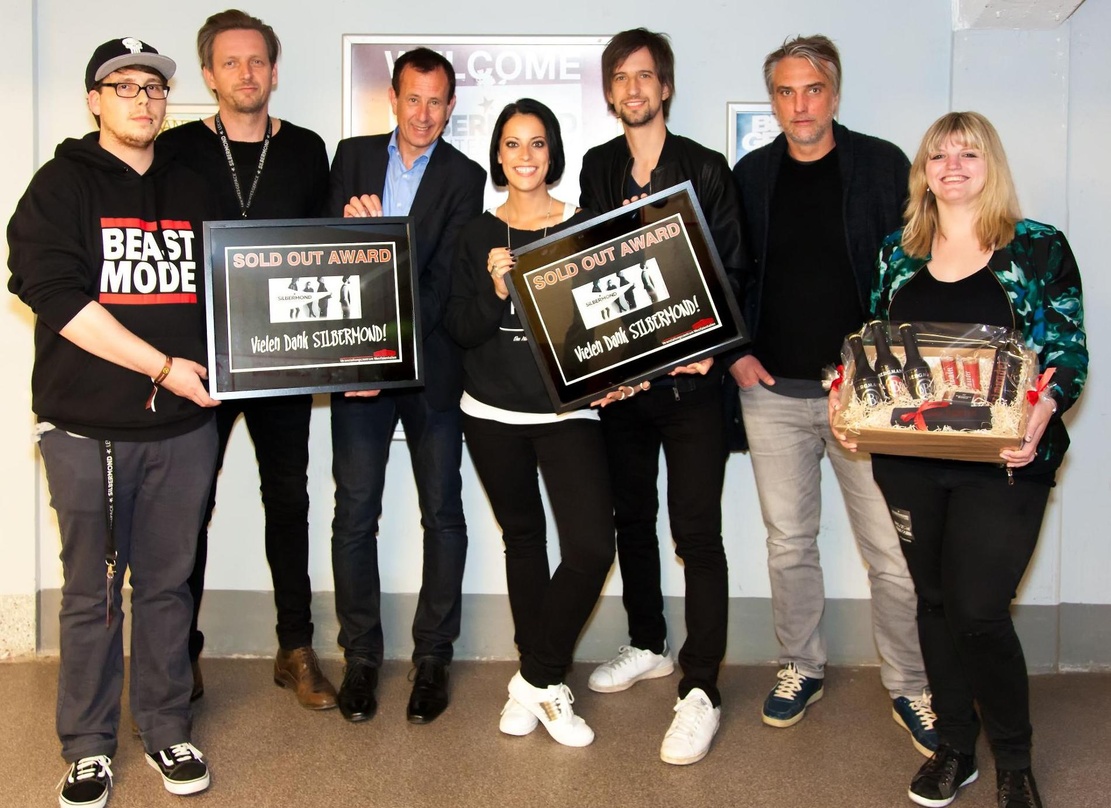 Bei der Übergabe des Sold Out Awards und eines Präsentkorbs mit Dortmunder Spezialitäten (von links): Alex Hillebrandt, Michael Schacke (beide Undercover), Jochen Meschke (Geschäftsführer ...
