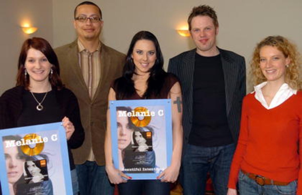 Freuen sich über das Edelmetall: Melanie C und ihr Warner-Team