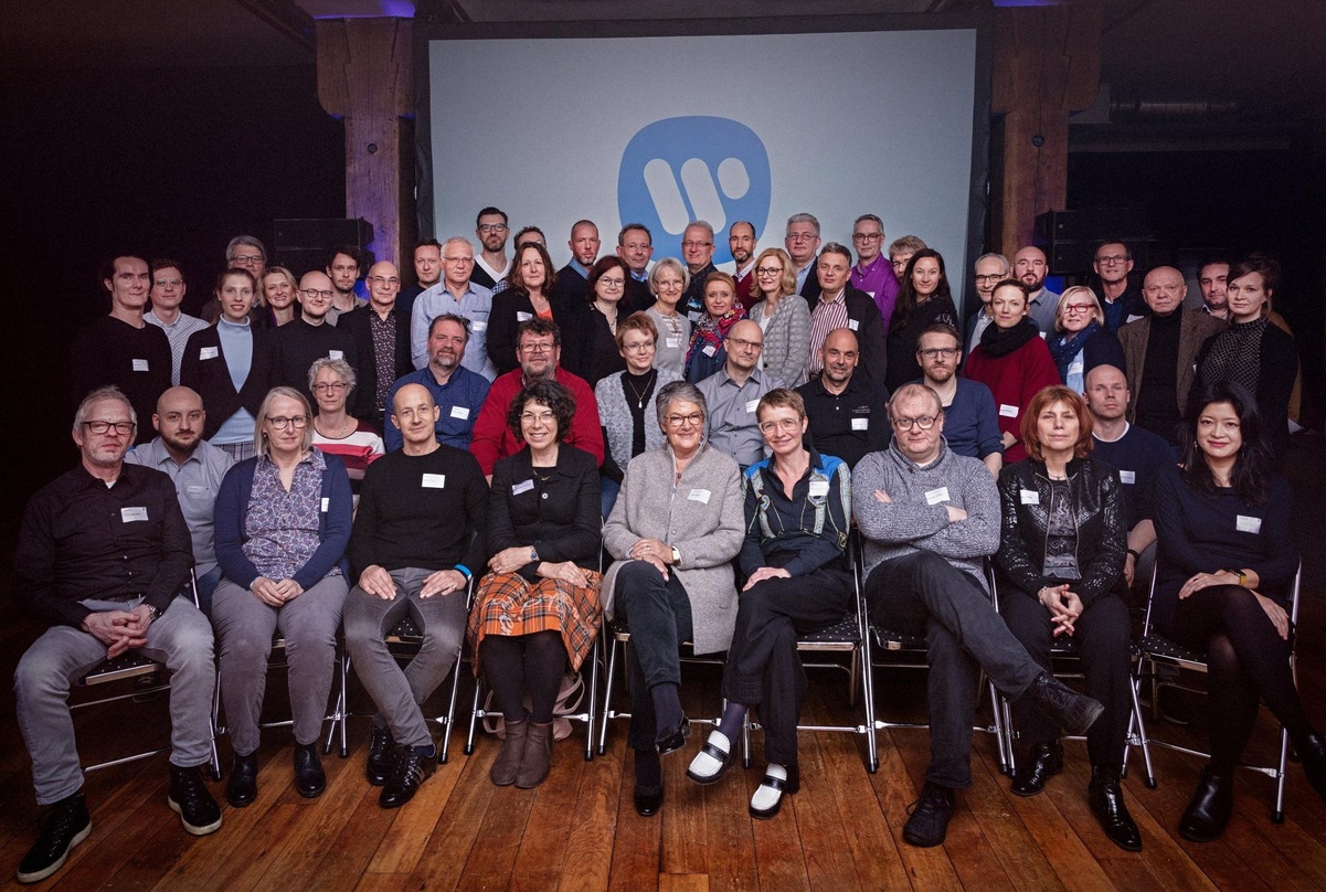 Gut besuchte Veranstaltung: Gruppenbild der Händlertagung in Hamburg