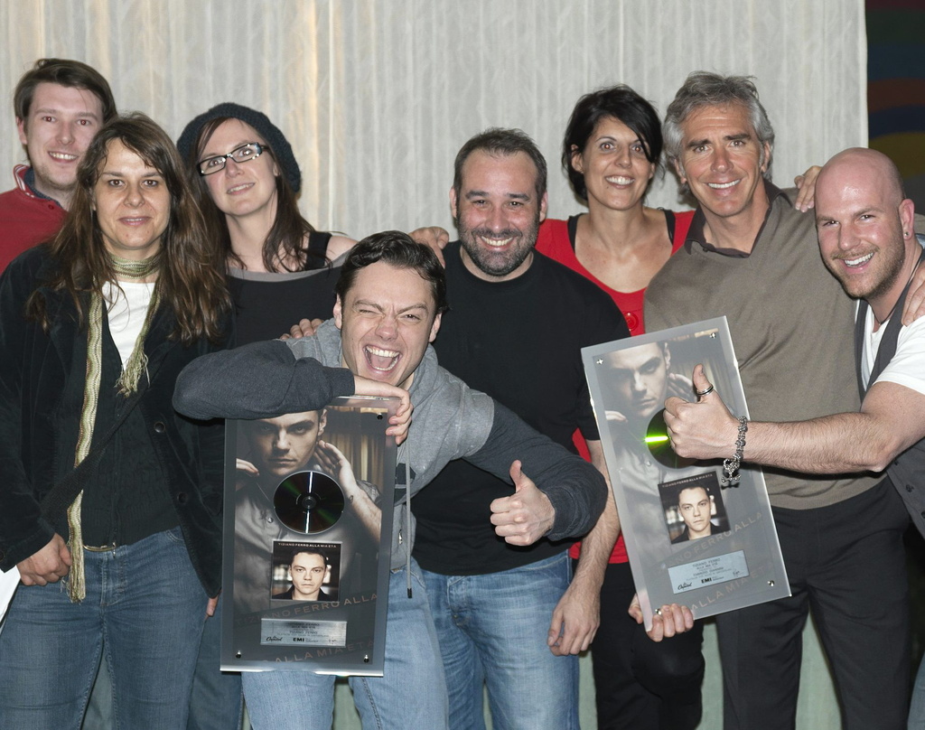 Freuten sich über Platin: EMI Schweiz und Tiziano Ferro||Auf der Aftershowparty feierten: Thomas Murgatroyd (IT EMI Music GSA), Antonella Canzian (Sales EMI Music Switzerland), Dana Möbis ...