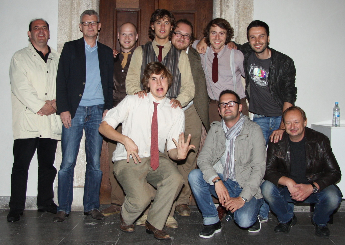 Nach dem Konzert im Brunnenhof (hinten, v.l.n.r.) Artur Silber (Geschäftsführer Silberpfeil Promotion), Jörg Hellwig (Managing Director Koch Universal), David Wöhrer, Matthias Köckeis, Ste...