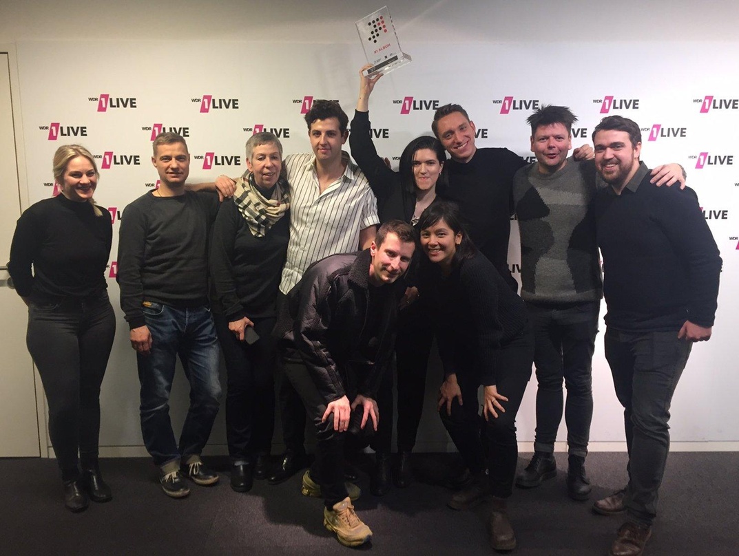 Reisten zur 1Live Session nach Köln (hinten, von links): Vera Jakubeit und Tom Weber (beide Tom Weber Promotion), Birgit Heuzeroth (General Manager Beggars Group Deutschland), die Bandmitg...