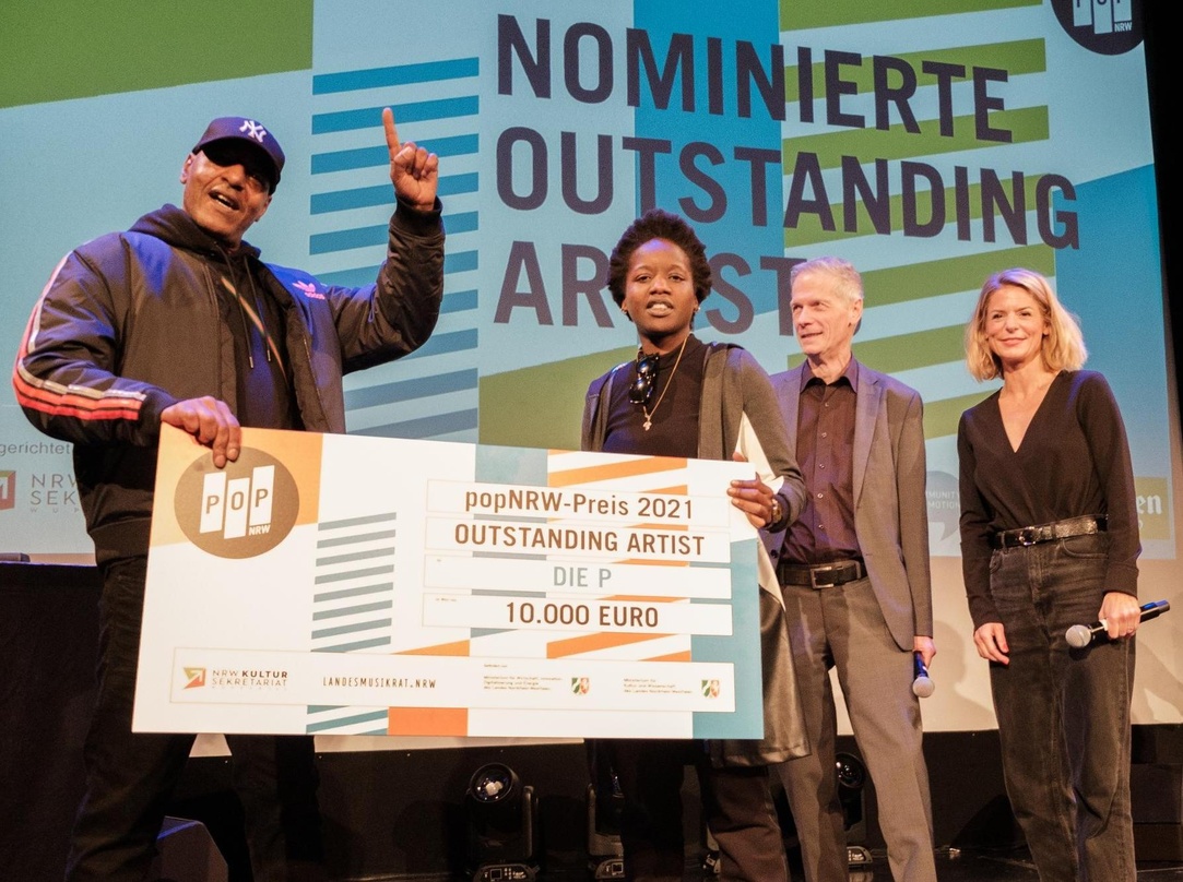 Nahm den ersten Preis in der Kategorie "Outstanding" entgegen: Die P (zweite von links)