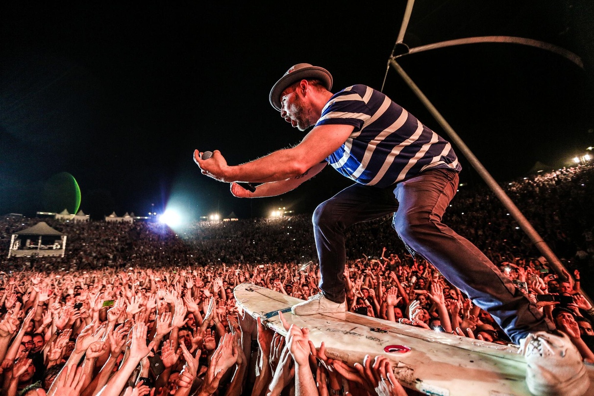 Nicht nur örtliche Veranstalter müssen manchmal ein Risiko eingehen: Hier wagt sich der Beatsteaks- Sänger Arnim Teutoburg- Weiß ins Publikum hinein