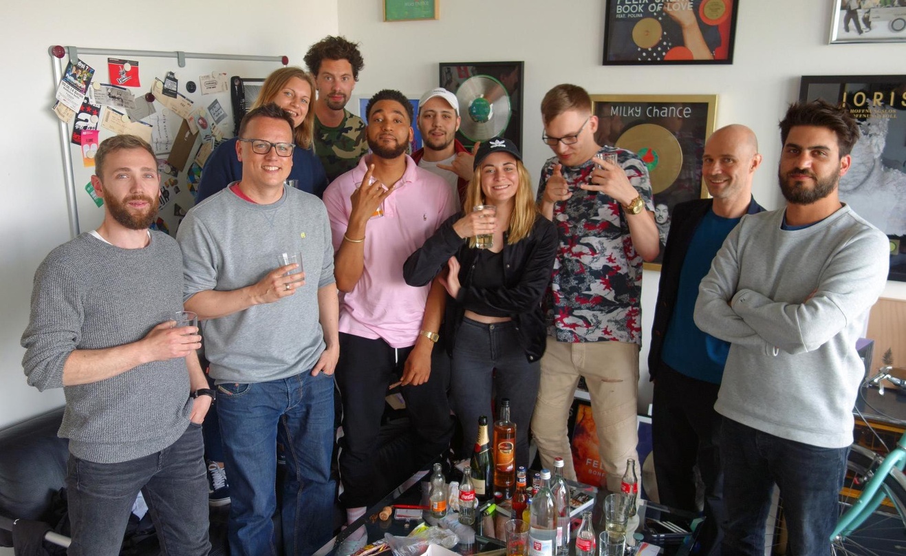 Bei der Vertragsunterzeichnung (von links): Paul Hillebrand (Manager Legal Affairs Sony/ATV), Guy Gross (Anwalt/Management Broke Boys), Sarah Schneider (Senior Repertoire & Creative Manage...