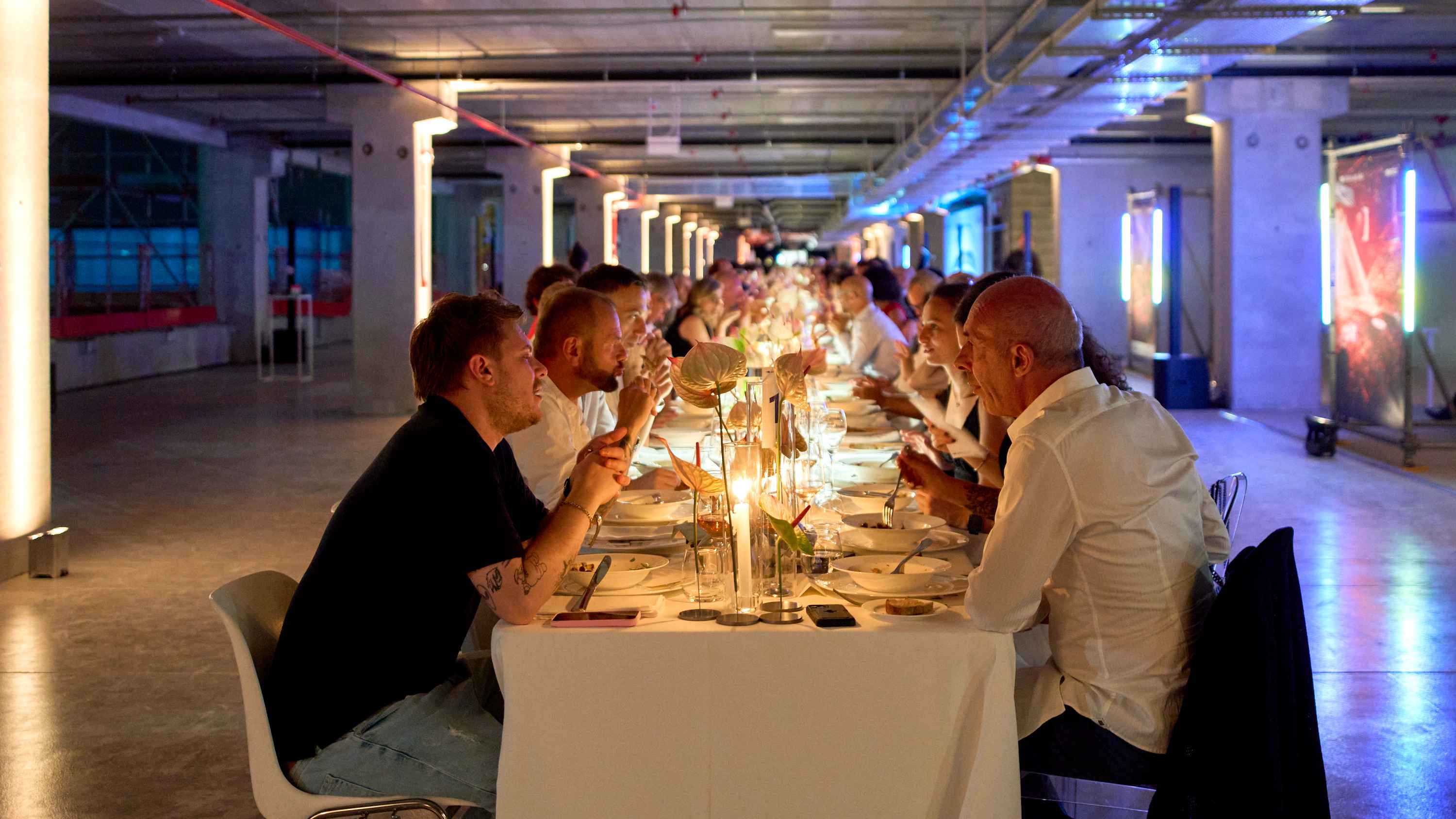 Fand in der Baustelle der Arena Milano statt:ein Dinner von CTS Eventim, um die Illumination der Medienfassade der Halle vorzustellen.