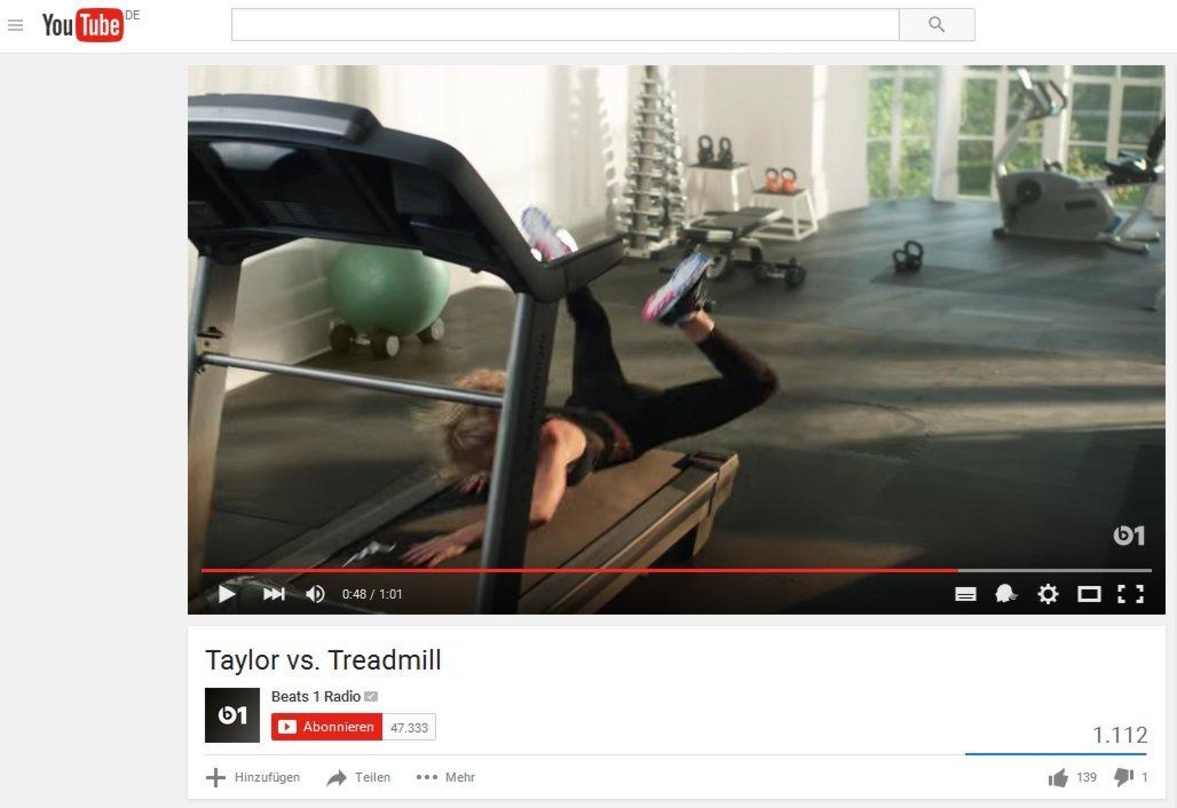 Lässt sich zu sehr ablenken: Taylor Swift landet mit Streaming kurz vor Schluss des neuen Apple-Werbespots auf dem Bauch