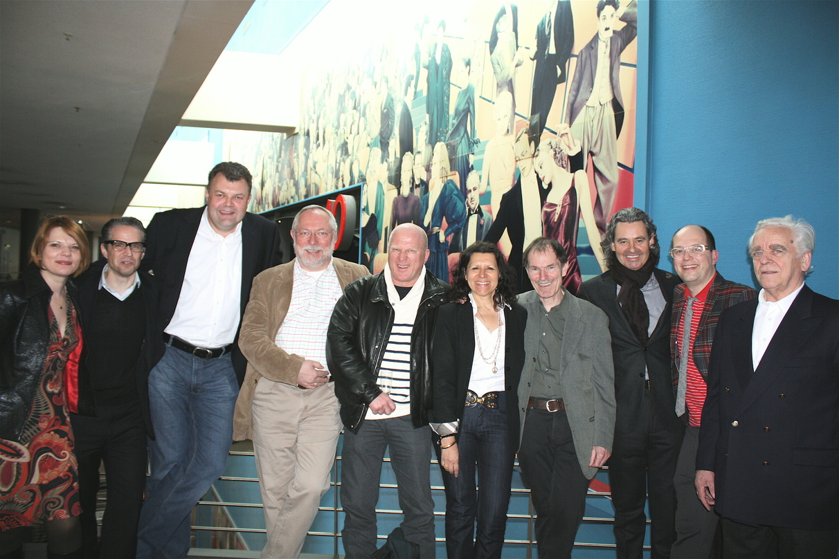 Im Kreis seiner Chefs und anderer Freunde: Dr. Carl Mahlmann (4. von rechts), mit (von links) Tina Funk, Dirk Ewald, Wolfgang Hanebrink, Heinz Canibol, Udo Lange, Ulrike Altig, Erwin Bach,...
