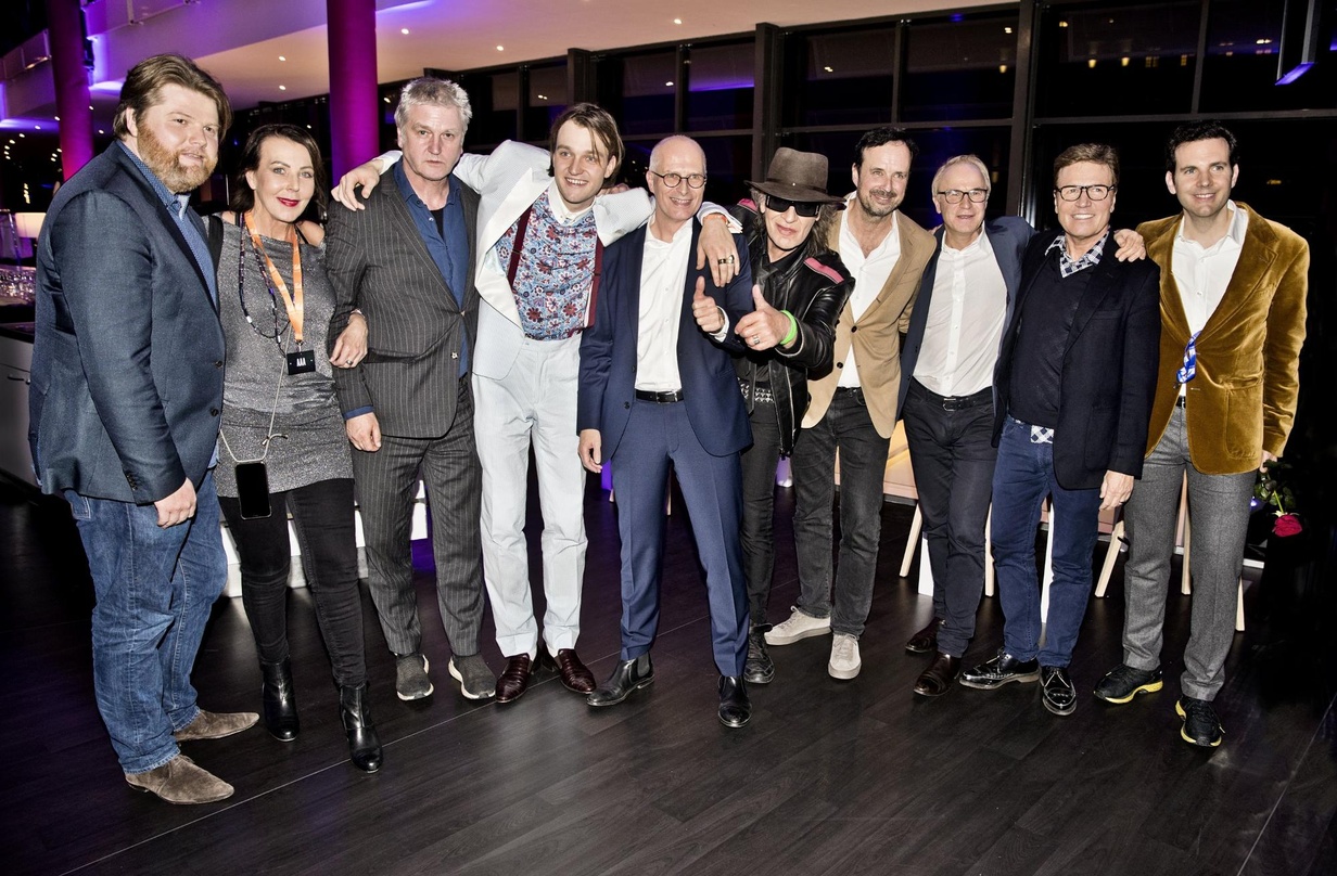 Bei der Premierenfeier: Gruppenbild mit dem echten Udo Lindenberg (5 von rechts) und Lindenberg-Darsteller Jan Bülow (4. von links) und dazwischen Bürgermeister Peter Tschentscher