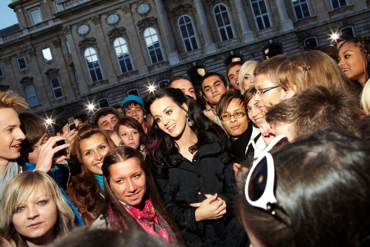 Bei den Dreharbeiten in Budapest: Katy Perry inmitten ihrer Fans