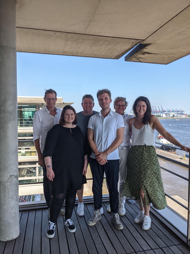 Neue Partner (von links): Hans-Martin Gutsch, Tanja Kilian (beide Very Us), Frank Pagen (Management Lejo, Scoop Music Entertainment), Lejo, Alexander Welzhofer (Geschäftsführung Very Us) u...