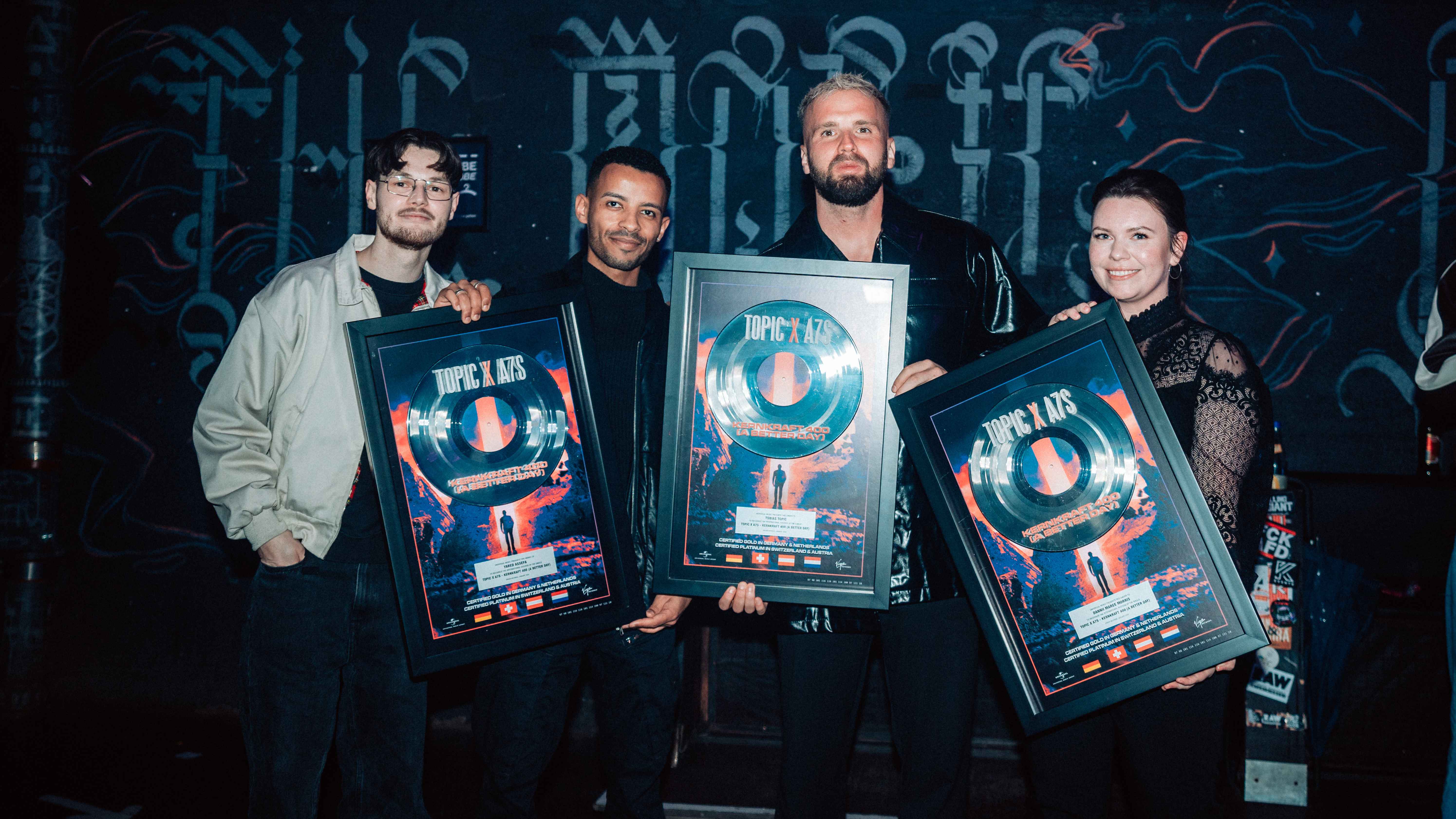 Freuen sich über die Auszeichnungen (von links): Hannes Lohrer (Senior Product Manager Virgin Records), Yared Assefa (Videographer), Topic und Dannii Maree-Morris (Management Topic).