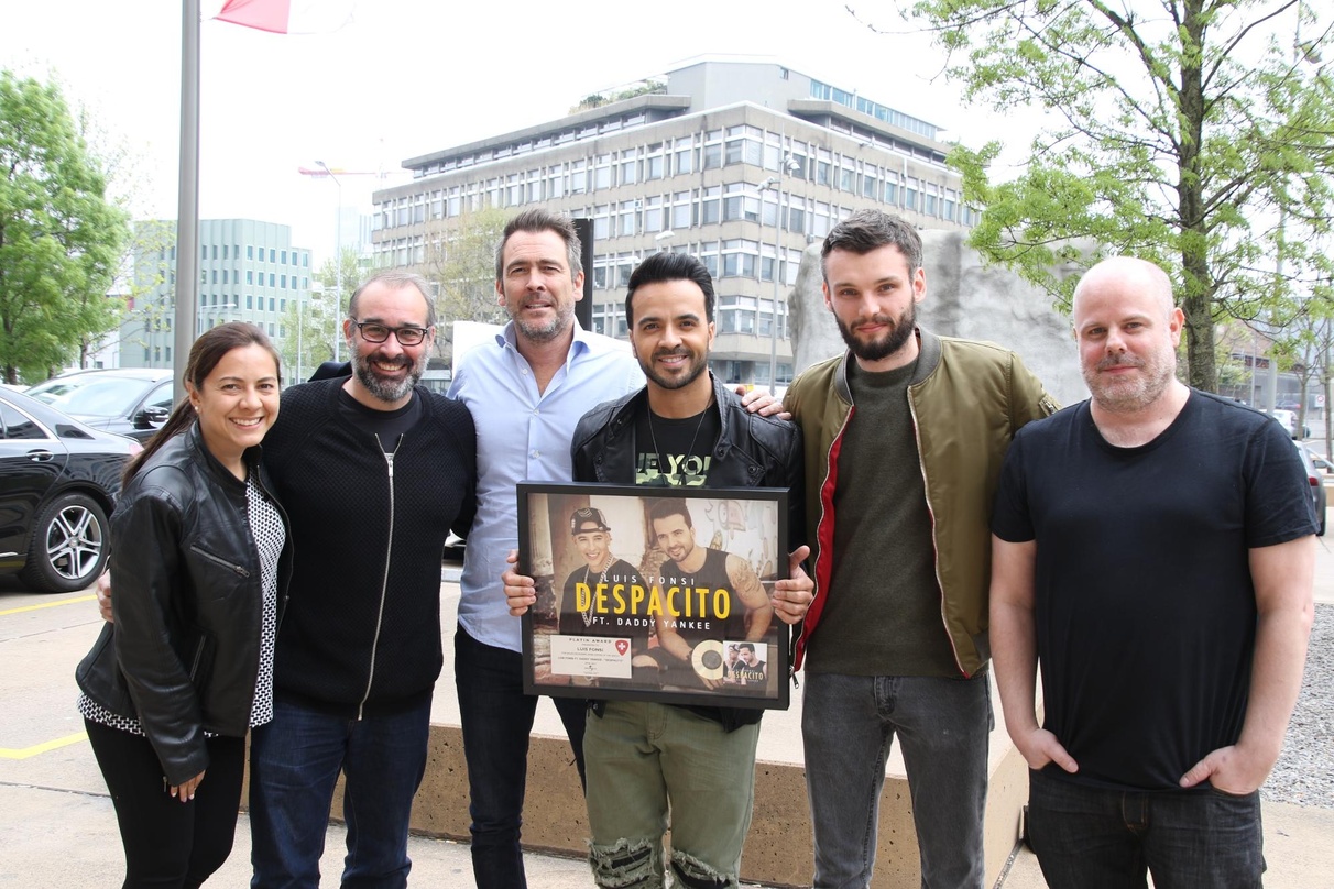 Bei der Verleihung (von links): Mariana Briceno (Project Manager Universal Music Miami), Carlo Pozzi (Head Of Promotion Universal Music Switzerland), Ivo Sacchi (Managing Director Universa...
