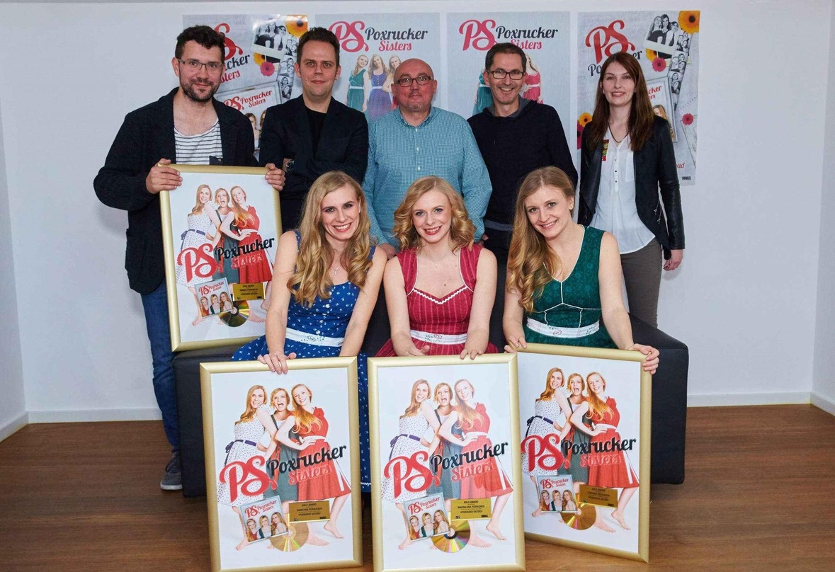 Bei der Gold-Verleihung in Wien (hinten, von links): Roman Steinkogler (Produzent Poxrucker Sisters), Michael Tanczos (A&R Consultant Hoanzl), Bernhard Schönwiese (Leitung Verkauf Hoanzl),...