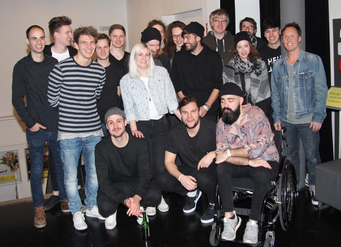 Nach dem Finale: alle Bands, Veranstalter und Juroren beim Play Live 2018