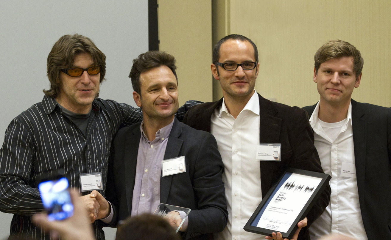 Ausgezeichnet (v.l.n.r.): Preisträger Wilbert Hirsch mit Kai Bronner, Cornelius Ringe und Rainer Hirt (alle Audio Branding Academy)