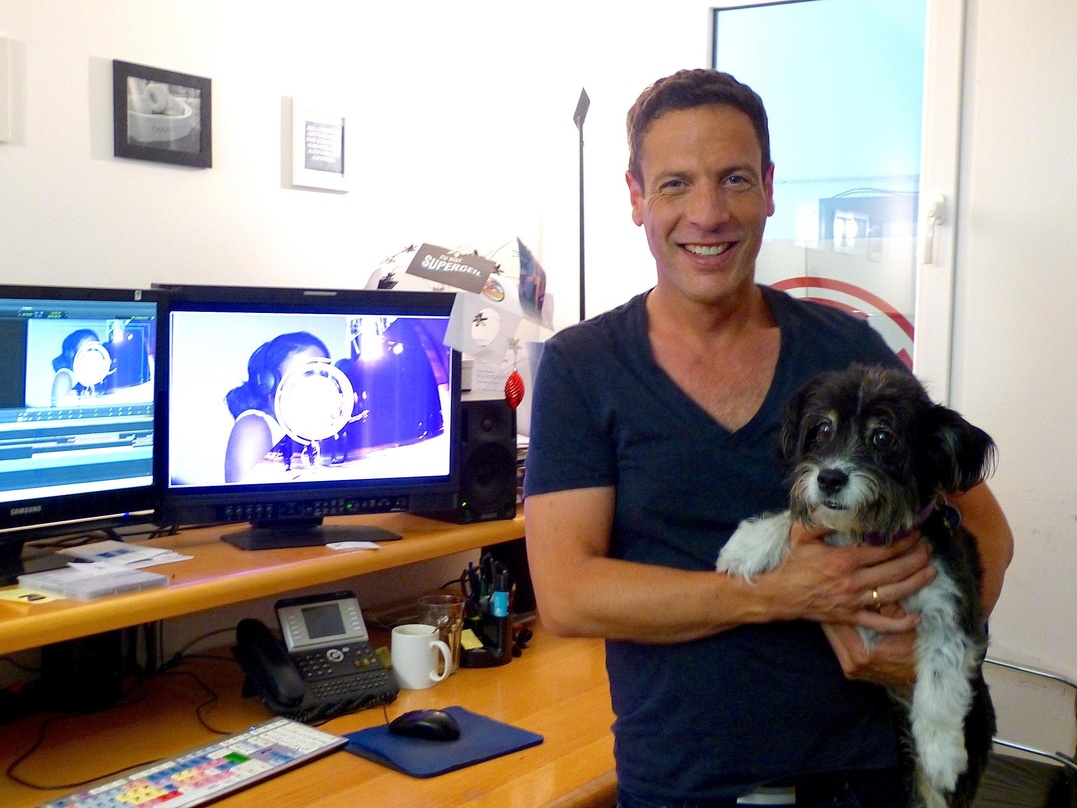 Der richtige Mann für das Format: Moderator Harald Reitinger mit Maskottchen Jeanny the Motown Dog