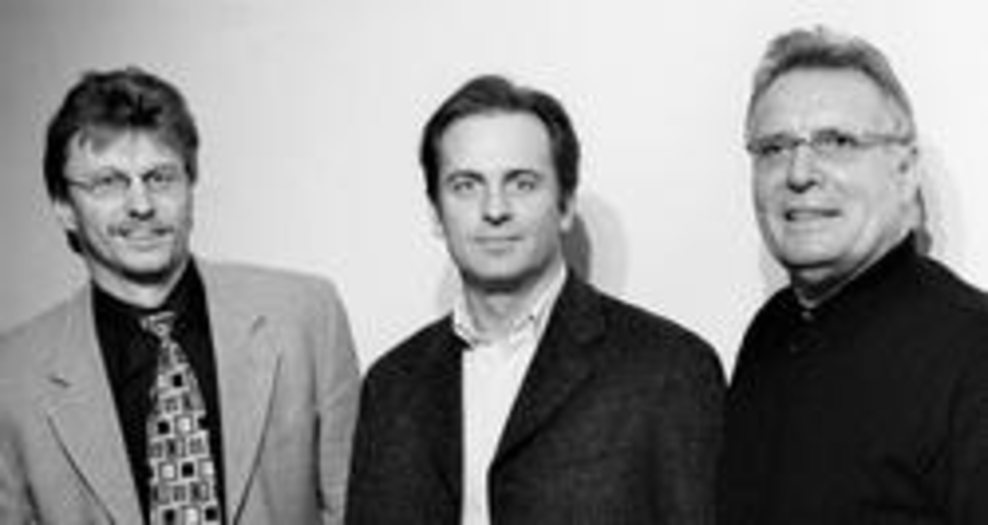 Alte Bekannte, neue Geschäftspartner: Klaus Schepke (Codaex, l.) und Dieter Oehms (OehmsClassics, r.) mit dem Pianisten Alfredo Perl (M.)