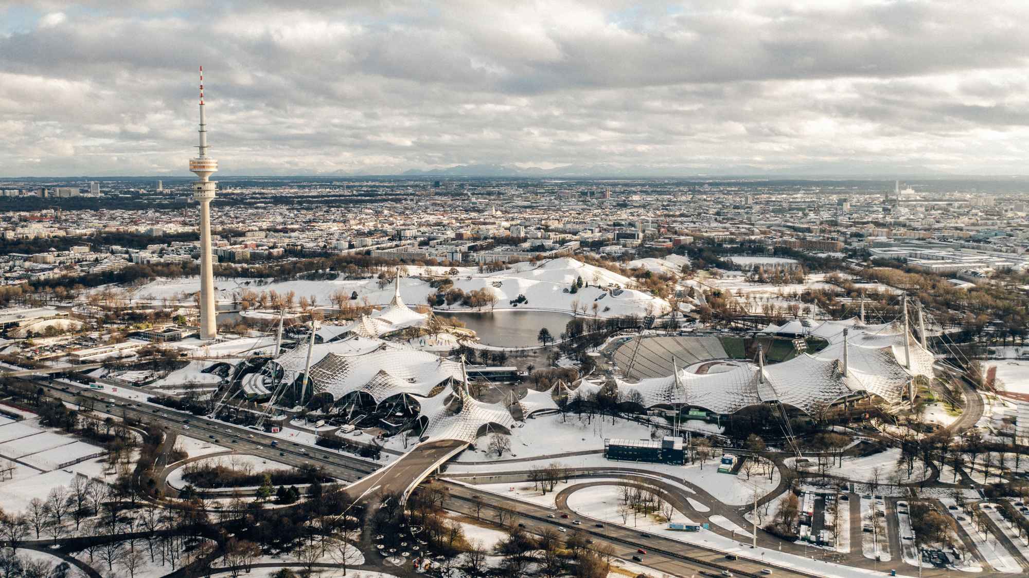 Bietet zu jeder Jahreszeit Programm: der Olympiapark München, hier eine Winter-Impression.
