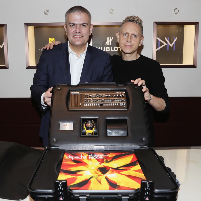 Präsentierten die Sammlerkollektion in Mailand: Ricardo Guadalupe (CEO Hublot, links) mit Martin Gore von Depeche Mode und einer der Big-Bang-Uhren des schweizerischen Herstellers samt Rol...