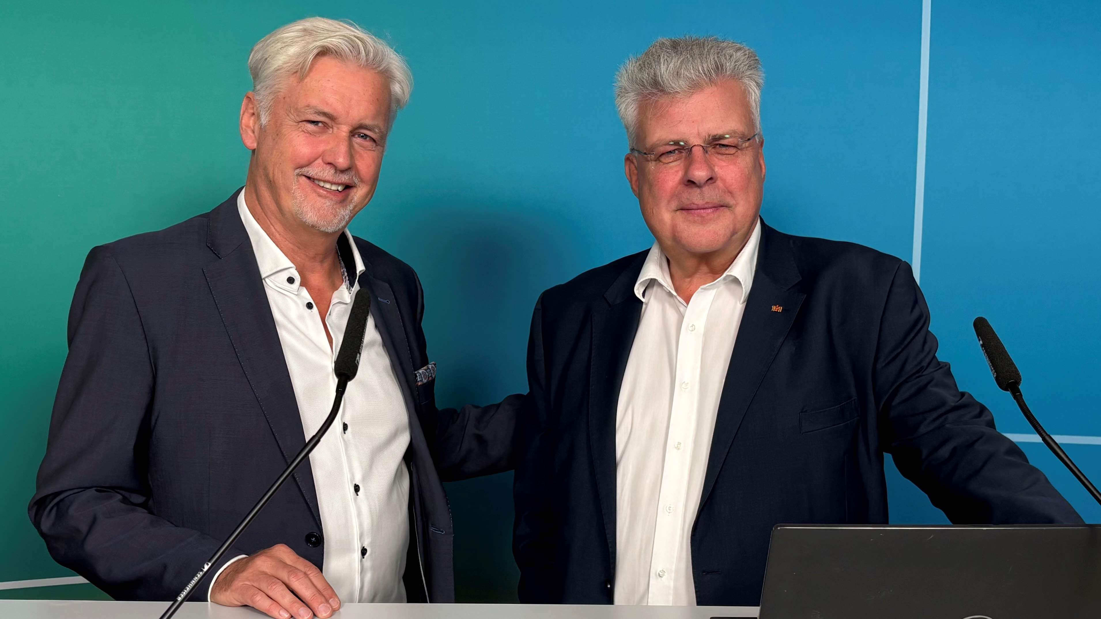 Beim Start der Wahlgänge in der Gruppe der "Tonträgerhersteller*innen" am 4. Juni: GVL-Geschäftsführer Guido Evers (links) und Christian Höppner (Präsident des Deutschen Kulturrats), der d...