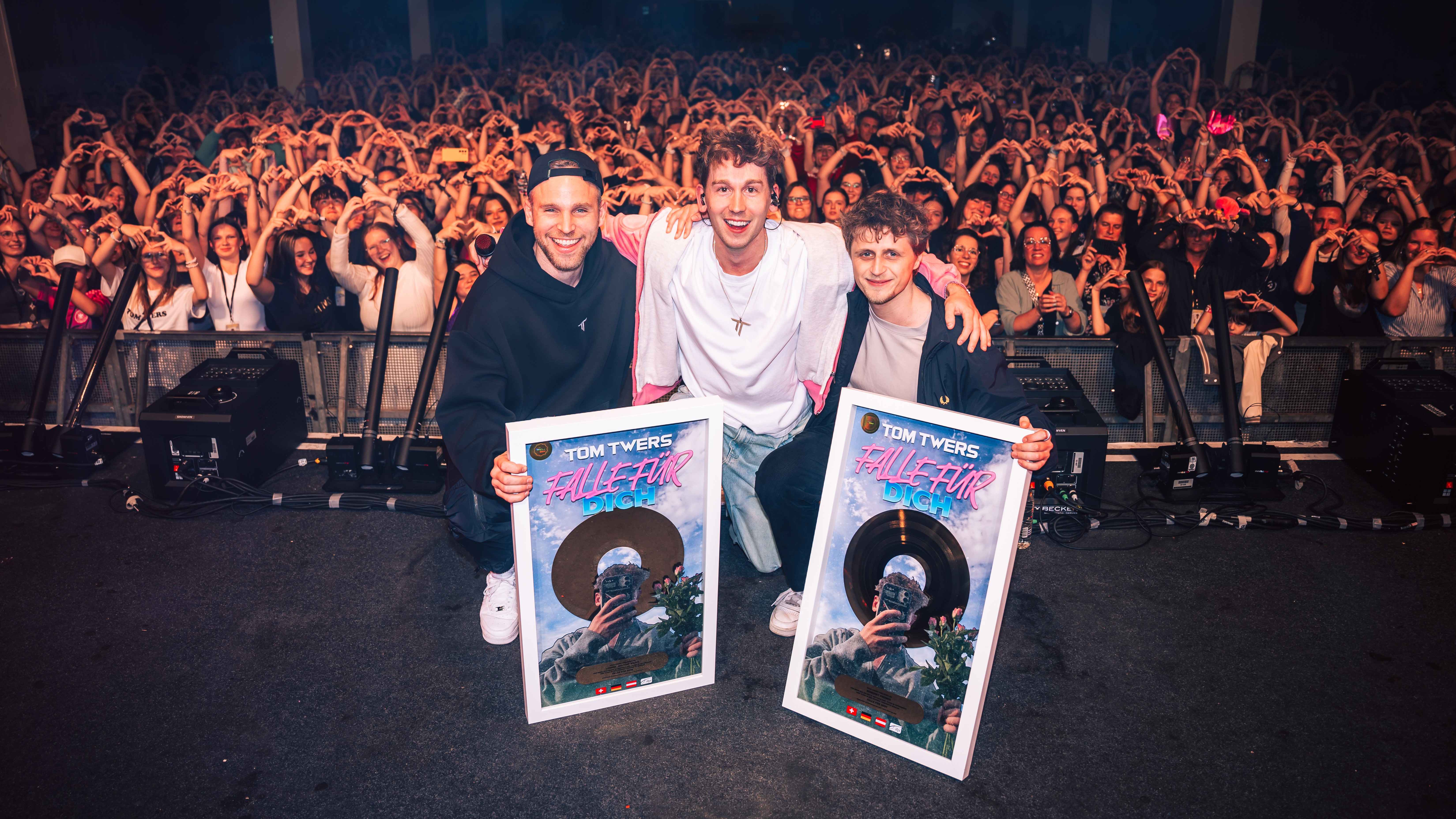 Posieren mit den Gold-Awards (von links): EstA (Co-Writer), Tom Twers und Manager Bene Prüwer.