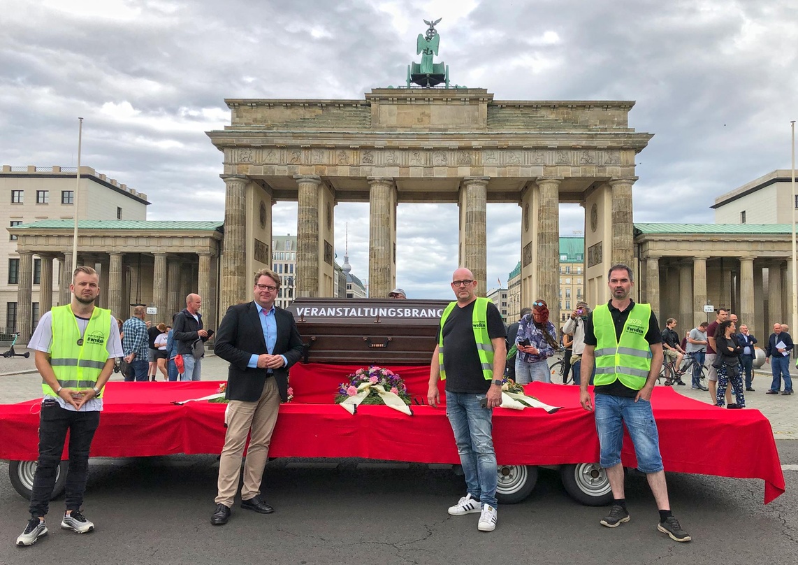 Mit dem Sarg der "toten Veranstaltungsbranche" in Berlin (von links): Jannis Schreiner (Vize-Präsident BVD), Carsten Müller (Bundestagsabgeordneter, CDU), Dirk Wöhler (Präsident BVD) und H...