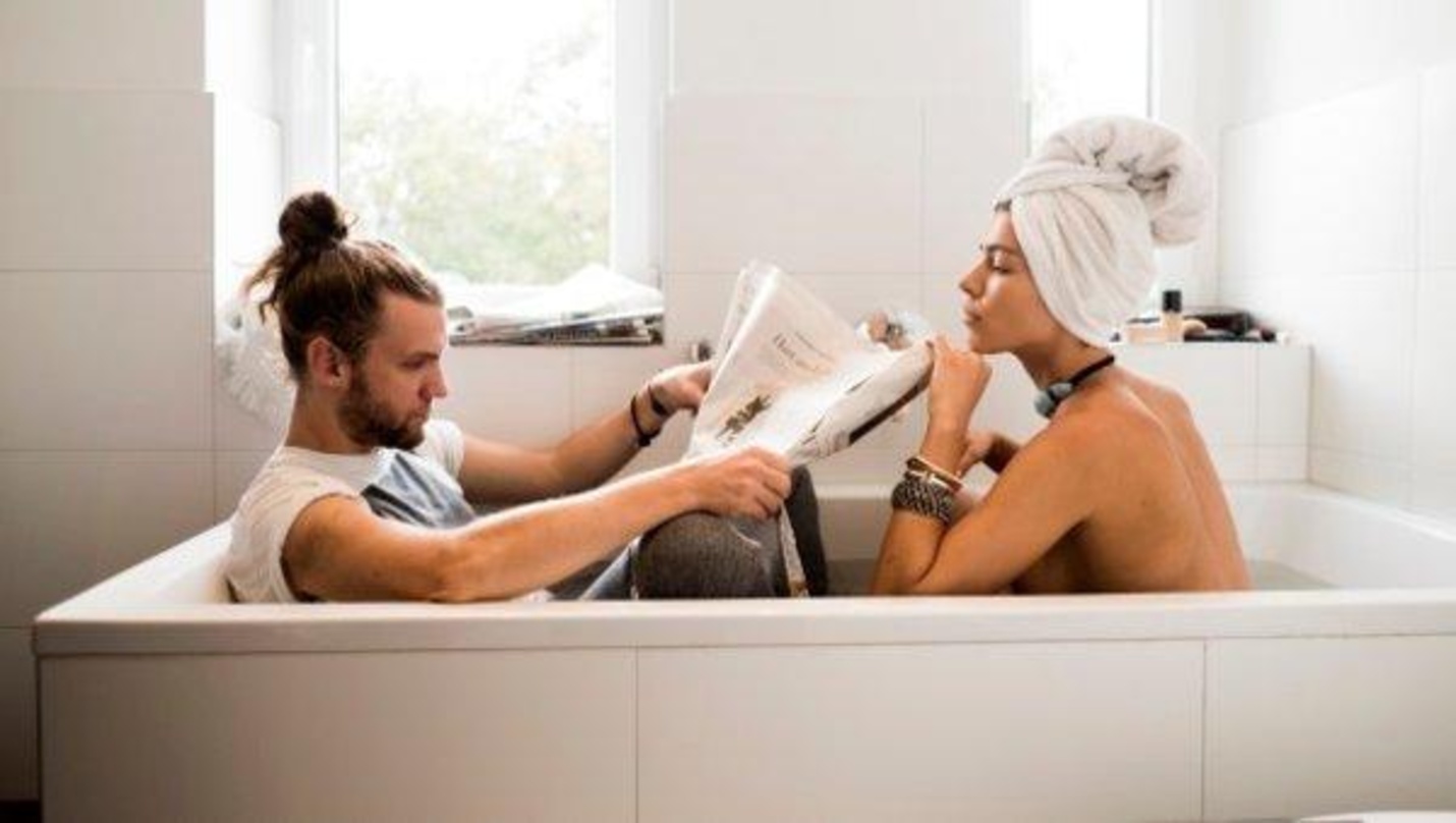 Hier noch in der Badewanne, bald wieder auf der Bühne: Andreas Weizel und Alina Süggeler von Frida GoldFrida Gold