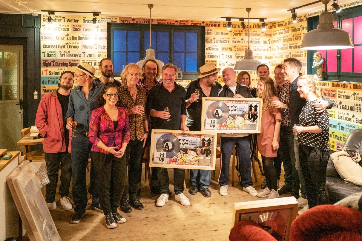 Feierten mit Platin: Patent Ochsner und ihr Team von Universal Music