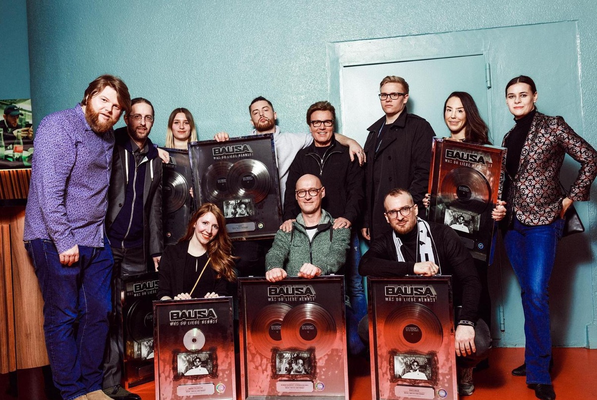 Bei der Award-Übergabe in Berlin (hinten, von links): Andreas Weitkämper (Director Domestic Frontline Warner Music Central Europe), Claude Leyer (Leyer Rechtsanwälte), Laura Heid (Two Side...