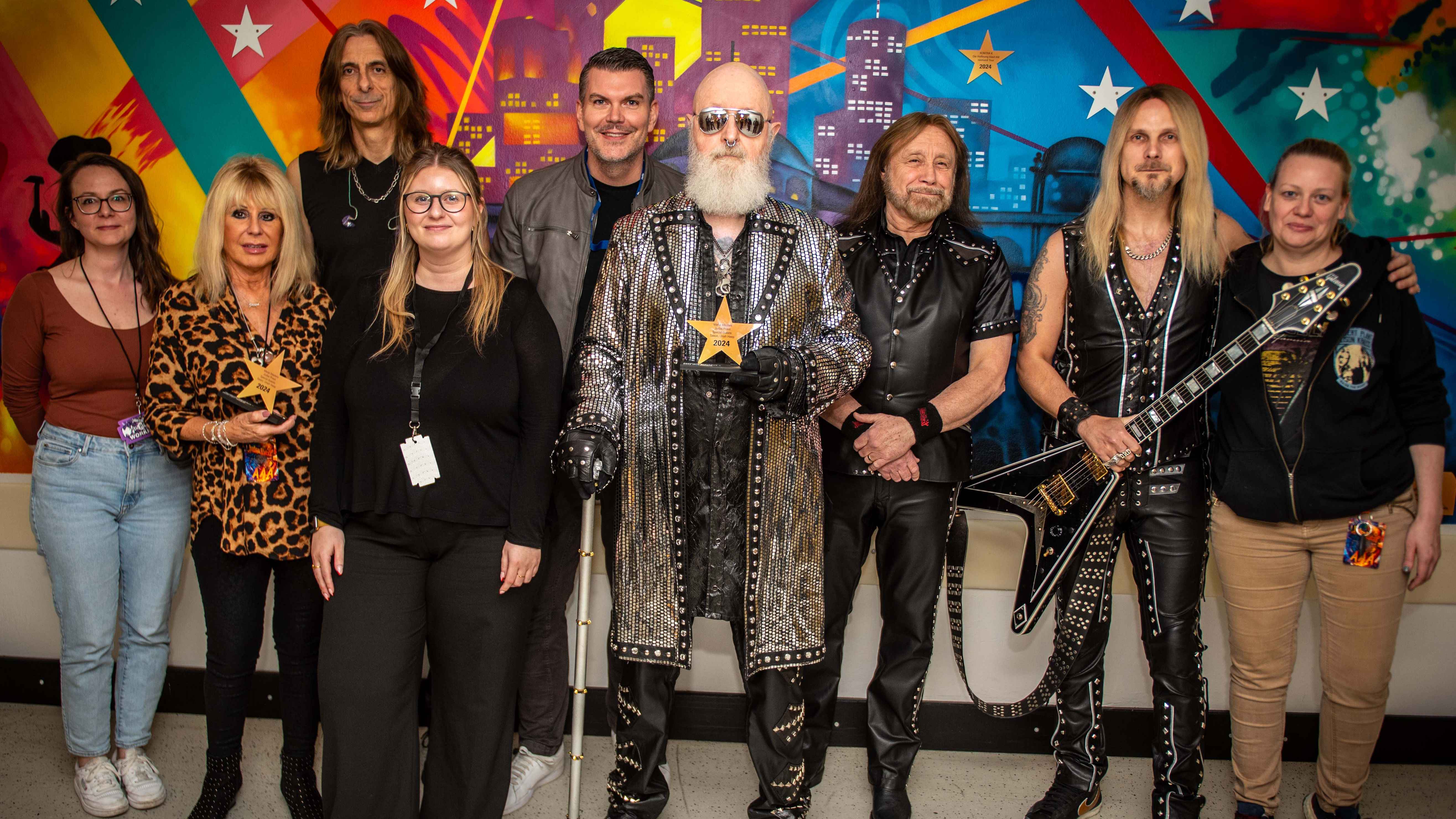 33881fd3 03b7 4007 a0e6 128999c4f9fd Bei der Verleihung (von links): Ricarda Voigt (örtlicher Veranstalter: Rhein Main Concerts), Jayne Andrews (Judas Priest Management), Scott Travis (Judas Priest), Alina Schmidt (Rhein Main...