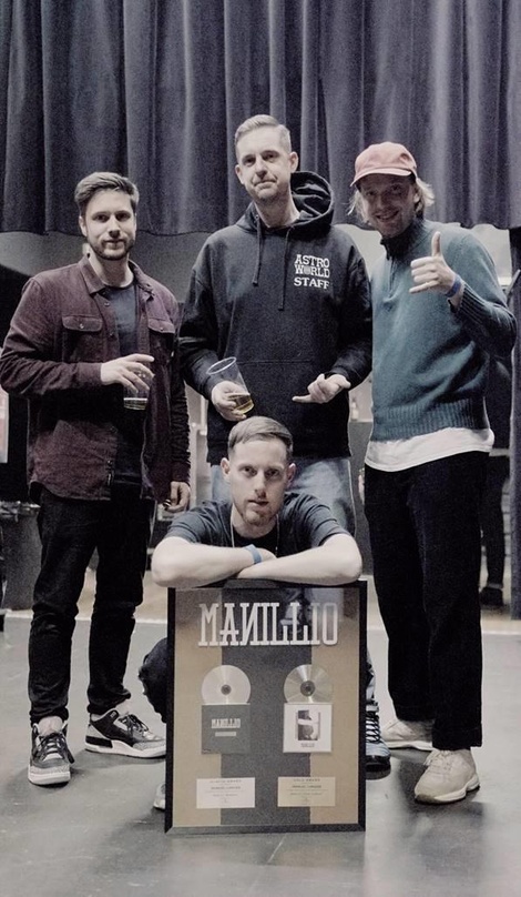 Feierte in Luzern: Manillio mit seinem Produzententeam (hinten, von links) Lucien Spielmann, Jo Piehl und Levin Dennler
