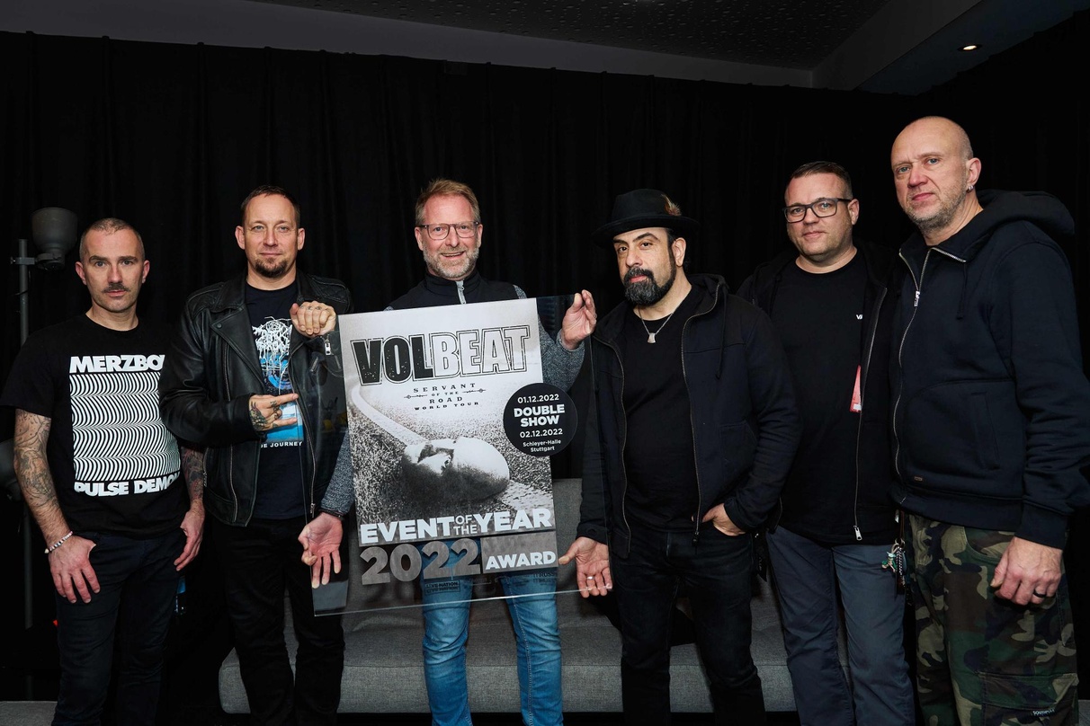 Vereint zur Verleihung des Event Of The Year Awards: Volbeat mit Schleyer-Hallen-Abteilungsleiter René Otterbein (3. von links) und Paul Woog von SKS Michael Russ (2. von rechts)