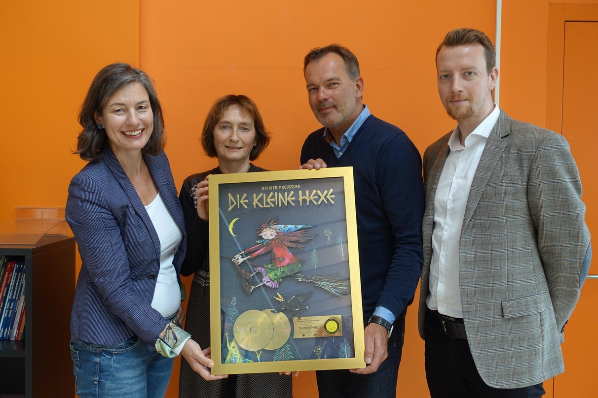 Bei der Gold-Verleihung (von links): Bärbel Dorweiler (Verlegerin Thienemann-Esslinger), Doris Keller-Riehm (Leitung Lizenzen Thienemann-Esslinger), Andreas Maass (General Manager Universa...