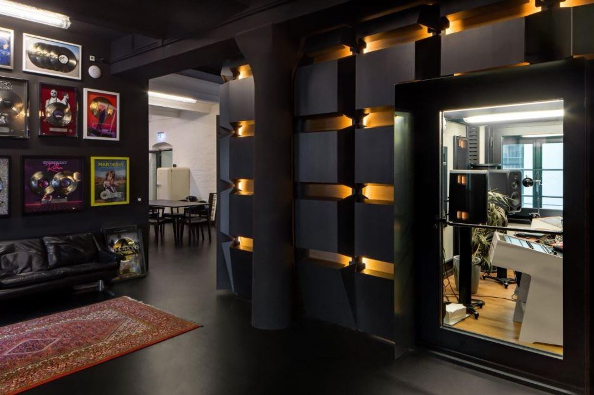 Hier enstanden schon Songs von Künstlern wie Bausa, Apache207, badmomzjay und Loredana: das neue Studio in Berlin