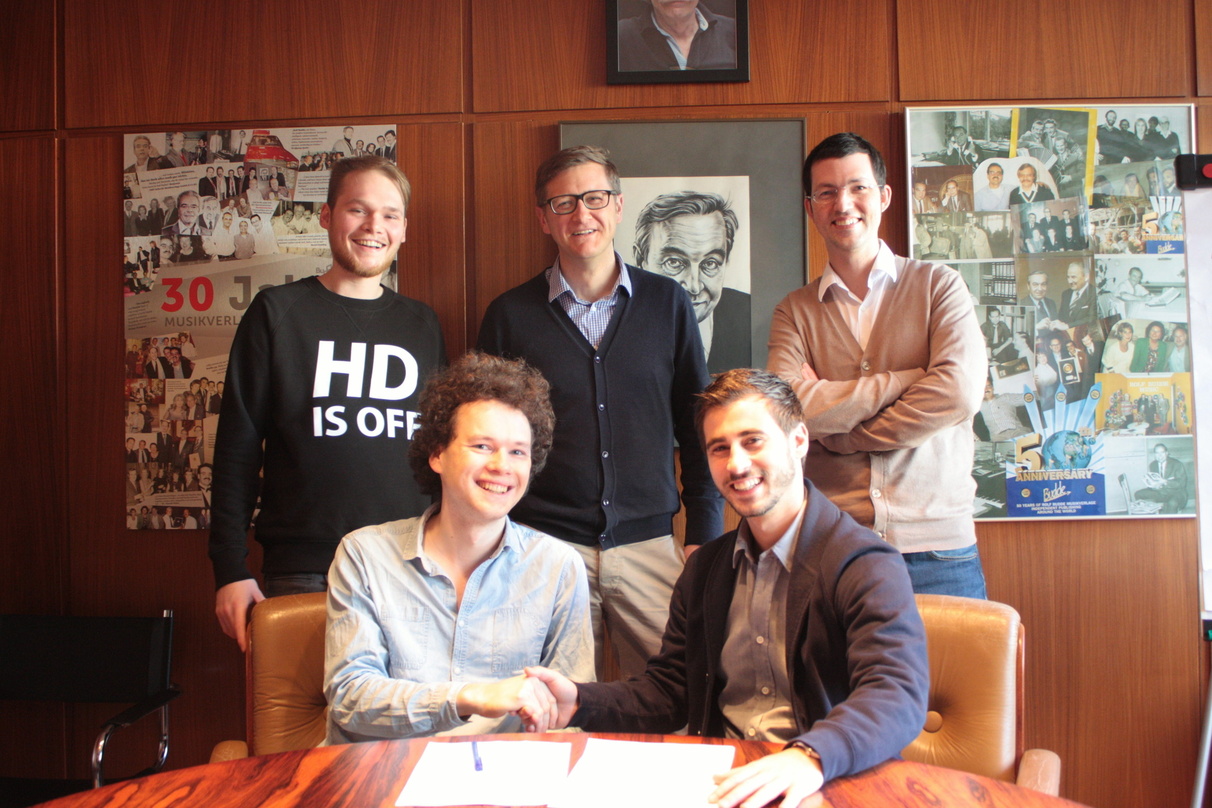 Trafen sich zur Vertragsunterzeichnung (von hinten, links): Marc Johlen (Budde Music), Anwalt Asterix Westphal und Kolja Spohn (Budde Music) sowie (von links, vorn) Gian Köhler (Guesstimat...