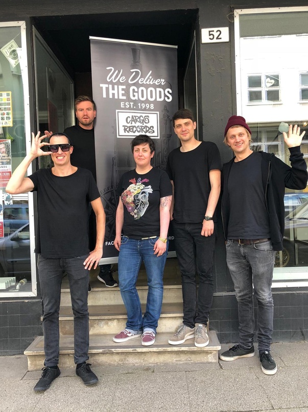 Gehen gemeinsame Wege (von links): Dany Horowitz, Florian Hagmüller (beide Schmutzki), Isabel Parzich (Cargo), Denis Kappes (Cargo Digital) und Schmutzki-Sänger Beat Schmutz