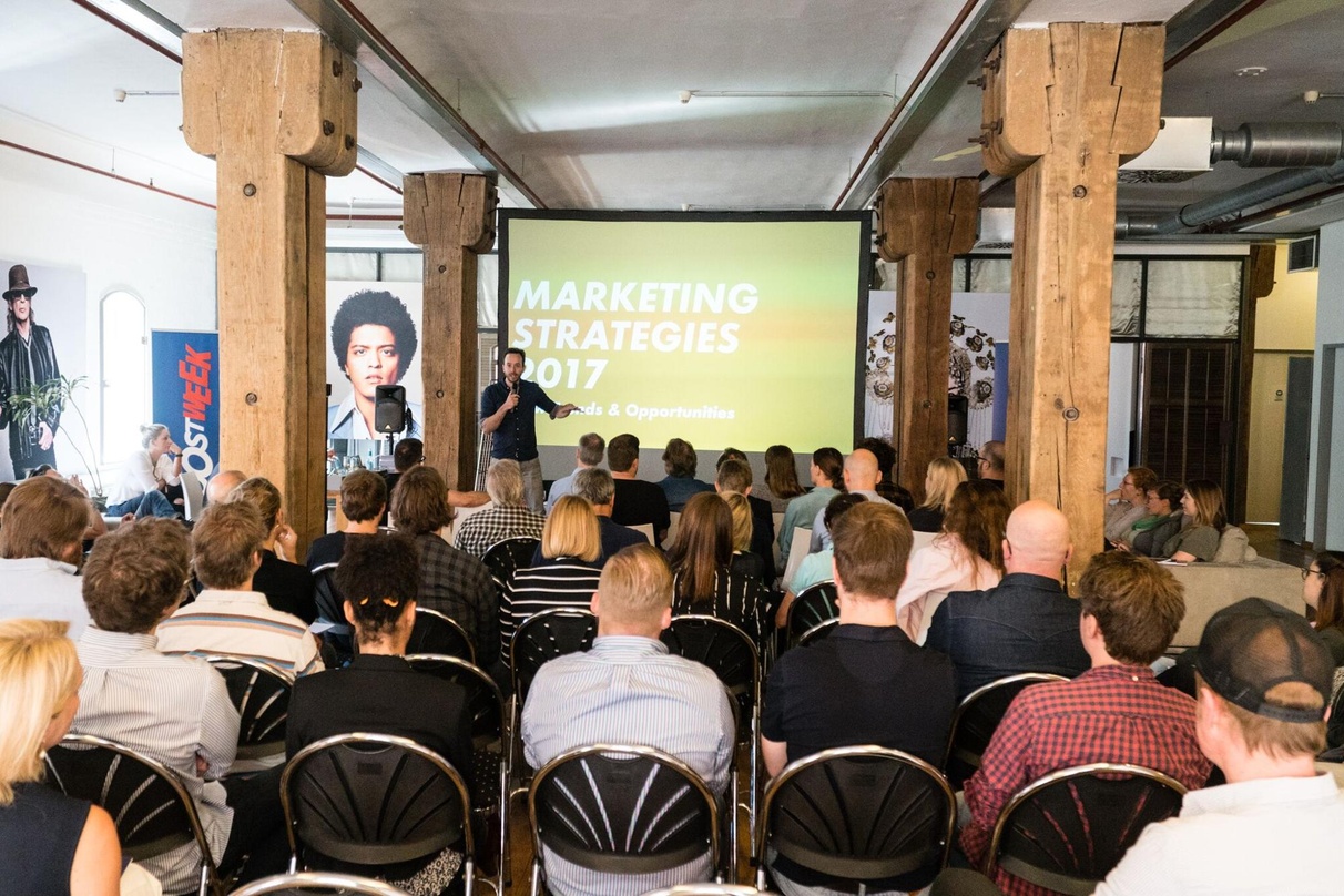 Sprach bei der ersten Boostweek in der Warner Music Lounge vor den Mitarbeitern des Musikunternehmens: Philip Westermeyer, Gründer der Online Marketing Rockstars