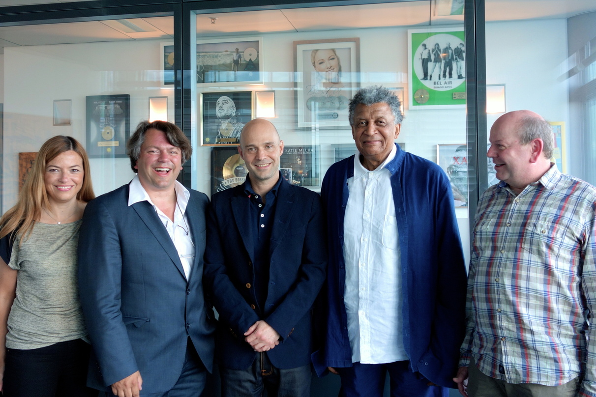 Trafen sich bei der Vertragsunterzeichnung in Berlin (von links): Karina Poche (Director Business & Legal Affairs Sony/ATV), Pascal Charles Amann, Patrick Strauch (Managing Director Sony/A...