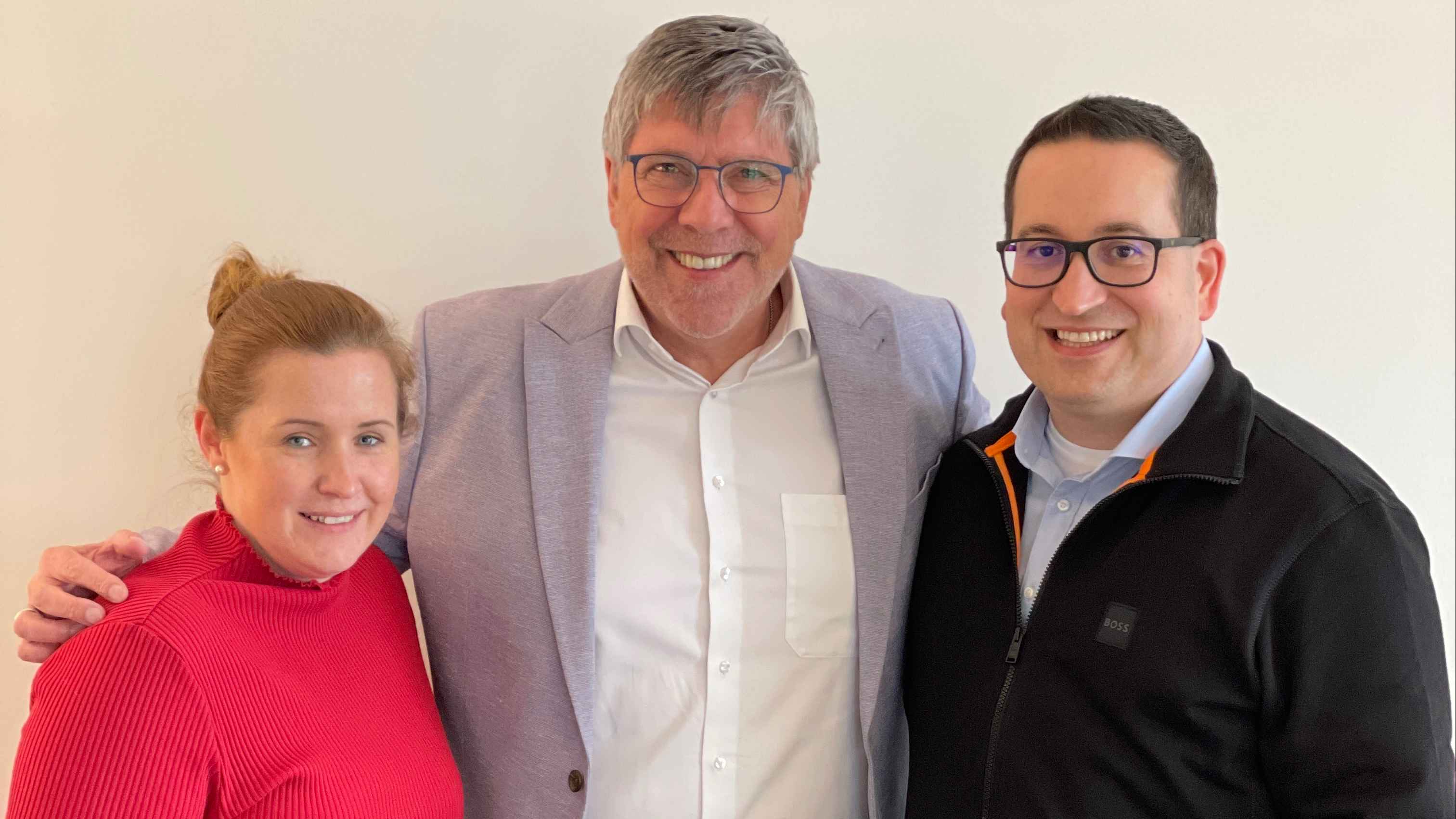 Kamen zusammen (von links): Anja Ballin (Management & Booking Freestage Künstlermanagement), Christian Lais und Moritz Andersen (Geschäftsführer Freestage Künstlermanagement).