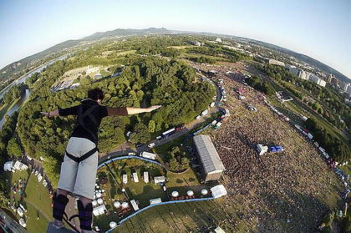 Imposant: Bungeespringer-Perspektive aufs Rheinkultur-Festivalgelände