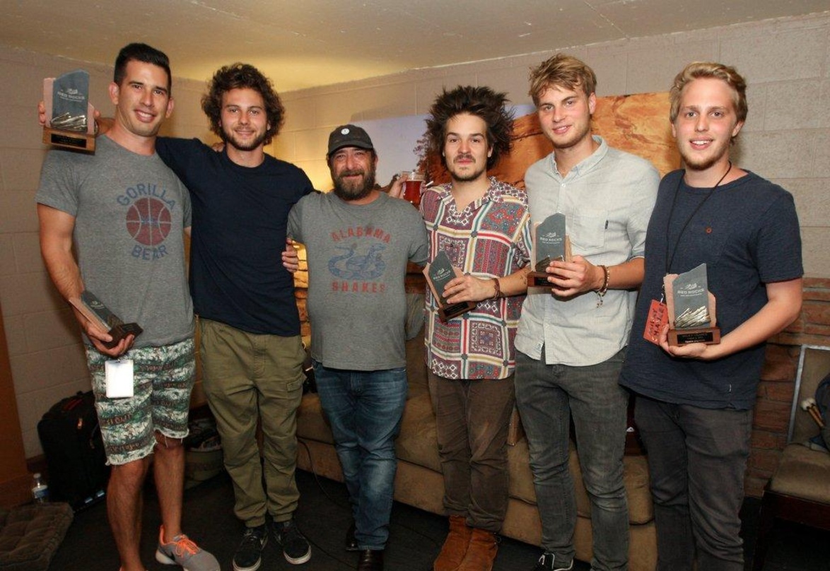 Feierten den Sold Out Award im Red Rocks Amphitheater in Colorado (von links): Jbeau Lewis (United Talent Agency; Agent), Philipp Dausch (Milky Chance), Don Strasburg (AEG Live; Konzertver...