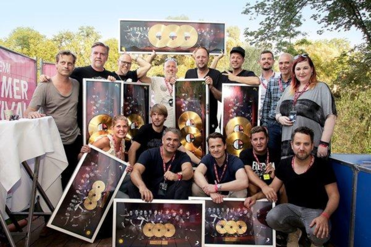 Bei der Verleihung des Dreifach-Gold-Awards in Rosenheim (hinten, von links): Alexander Richter (Geschäftsführer Four Artists), And. Ypsilon, Thomas D (beide Fantastischen Vier), Andreas "...